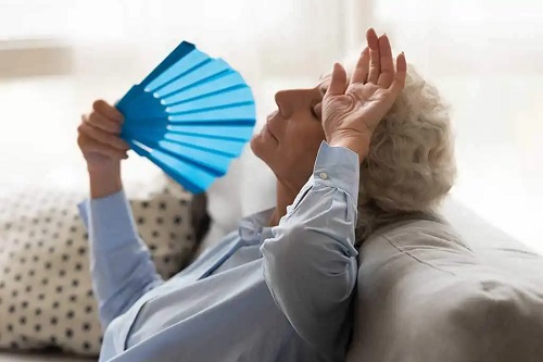 Femeie care are bufeuri la menopauză