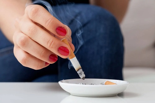 Femeie care fumează