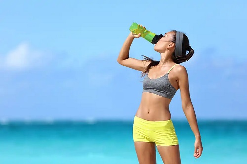 Femeie care știe că a te hidrata înseamnă a trăi mai mult