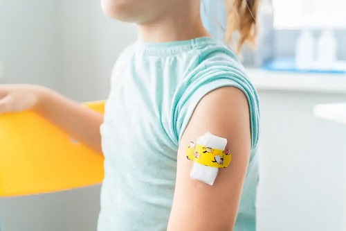 Fetiță vaccinată