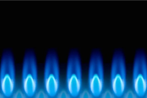 Flacără albastră de sobă pe gaz