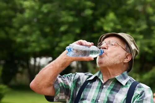A te hidrata: secretul pentru a trăi mai mult?