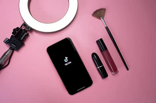 Instrumente de machiaj pentru TikTok