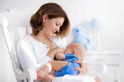 Mamă care bea bere în timpul alăptării
