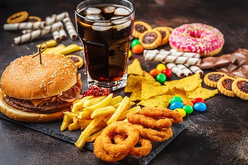 Mâncarea fast food deteriorează sănătatea ficatului
