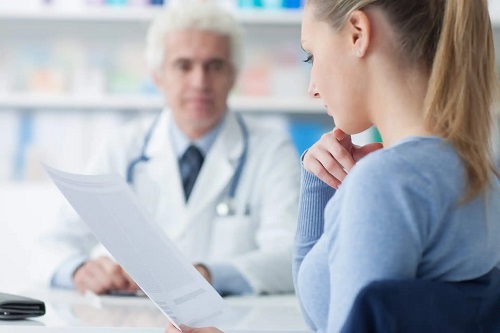 Medic ce explică beneficiile flebotomiei