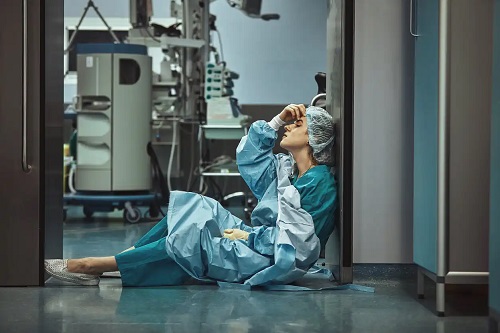 Medic afectat de sindromul burnout