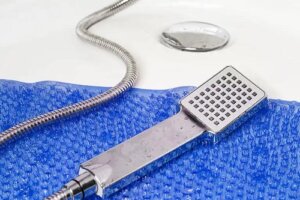Cum se spală covorașele din baie: pânză și plastic
