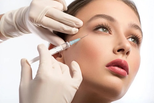 Specialist care injectează baby botox