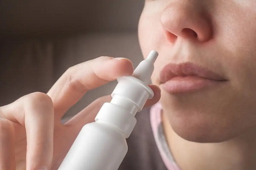 Persoană care folosește spray nazal