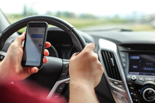Folosirea unui telefon la volan
