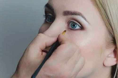 Tendințele în machiaj includ ochii de sirenă