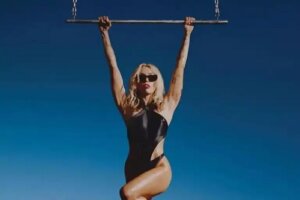 Antrenamentul lui Miley Cyrus din videoclipul „Flowers”