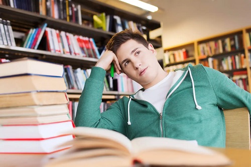 Băiat afectat de somnolența în timpul studiului