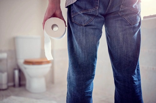 Bărbat care se întreabă cum să facă o clismă acasă