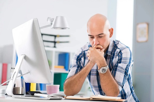 Bărbat cu gândirea critică