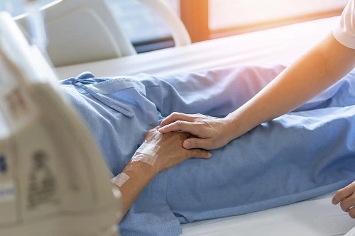 Bolnav pe un pat de spital