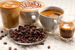 Cafeaua îngrașă? Descoperiți caloriile fiecărui tip!