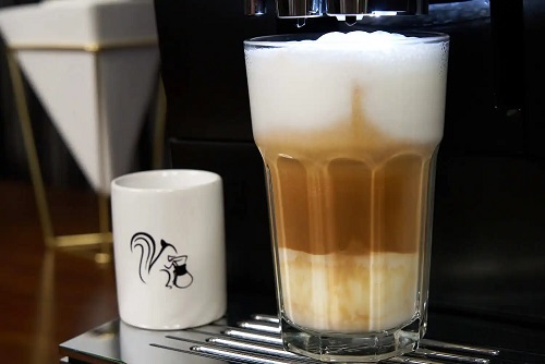 Cafeaua îngrașă dacă are zahăr