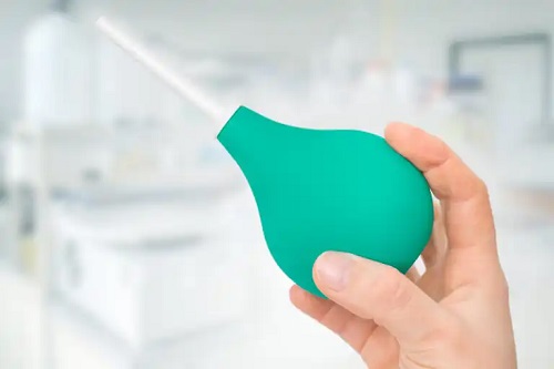 Cum să faci o clismă acasă și ce riscuri are?