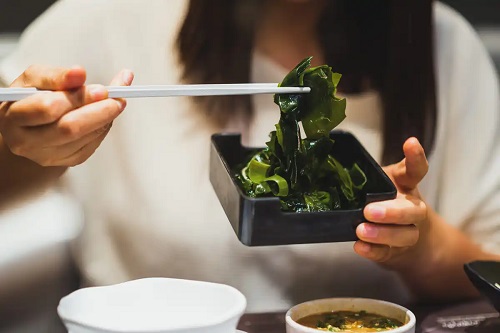 Femeie care consumă alge