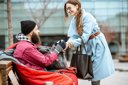 Femeie care donează alimente