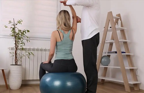 Femeie care face kinetoterapie