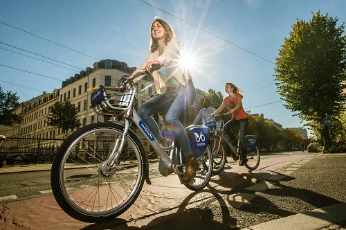 Fete pe bicicletă