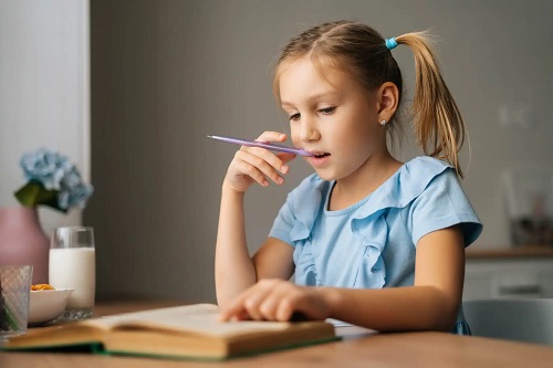 Fetiță care își face temele