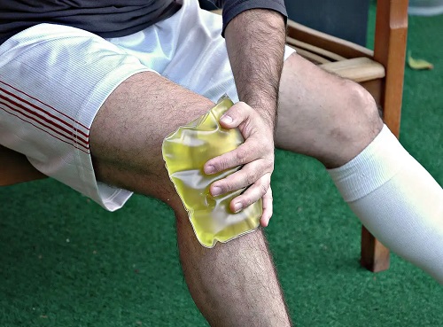 Fotbalist cu leziune la genunchi