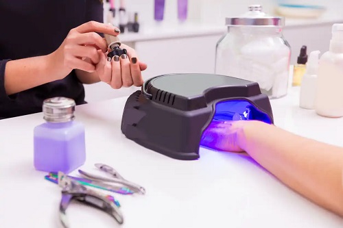 Lămpile UV pentru unghii provoacă cancer de piele