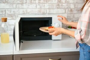 8 lucruri care nu pot fi puse în cuptorul cu microunde