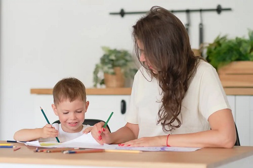 Mamă care a apelat la unschooling