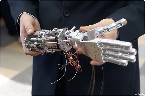 Mână robotică din metal