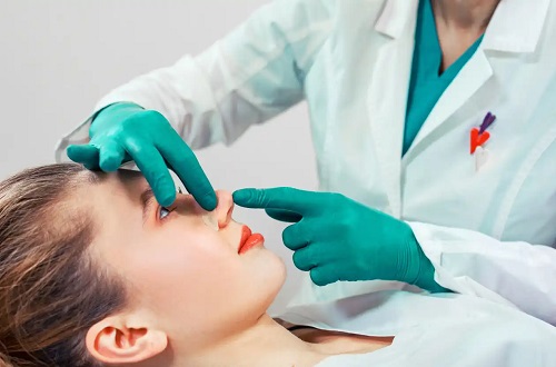 Medic care explică avantajele rinoplastiei cu ultrasunete
