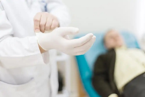 Medic care tratează priapismul