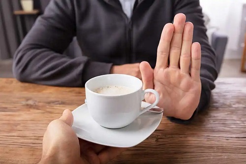 Persoană care evită cafeaua