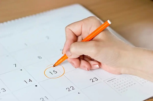 Persoană care marchează date în calendar