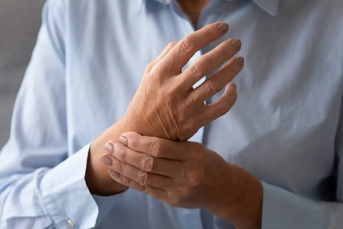 Persoană care face exerciții pentru artrită psoriazică