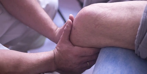 Persoană cu problemă la genunchi