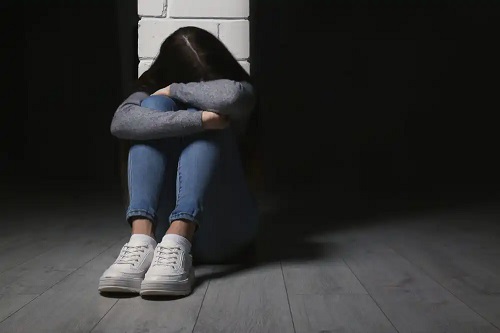 Adolescentă cu gânduri de sinucidere și simptome