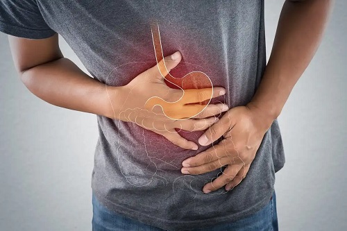 Bărbat care experimentează refluxul acid și arsurile la stomac