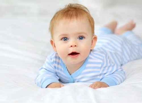 Bebeluș afectat de hipotiroidismul congenital
