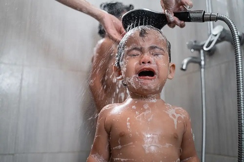 Copil afectat de frica de a face baie