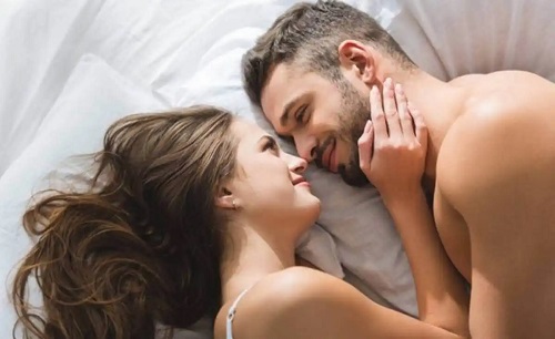Cuplu în pat în ipostază romantică