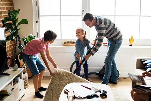 Curățarea profundă a casei în familie