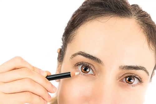 Fată care folosește machiajul dot eyeliner