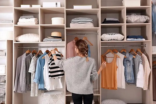 Femeie care cunoaște avantajele dulapurilor din material textil