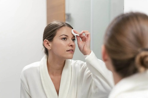 Femeie ce folosește tehnica baby skin