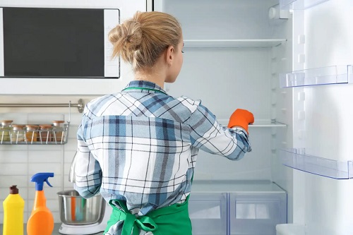 Femeie care folosește curățenia pentru ameliorarea stresului